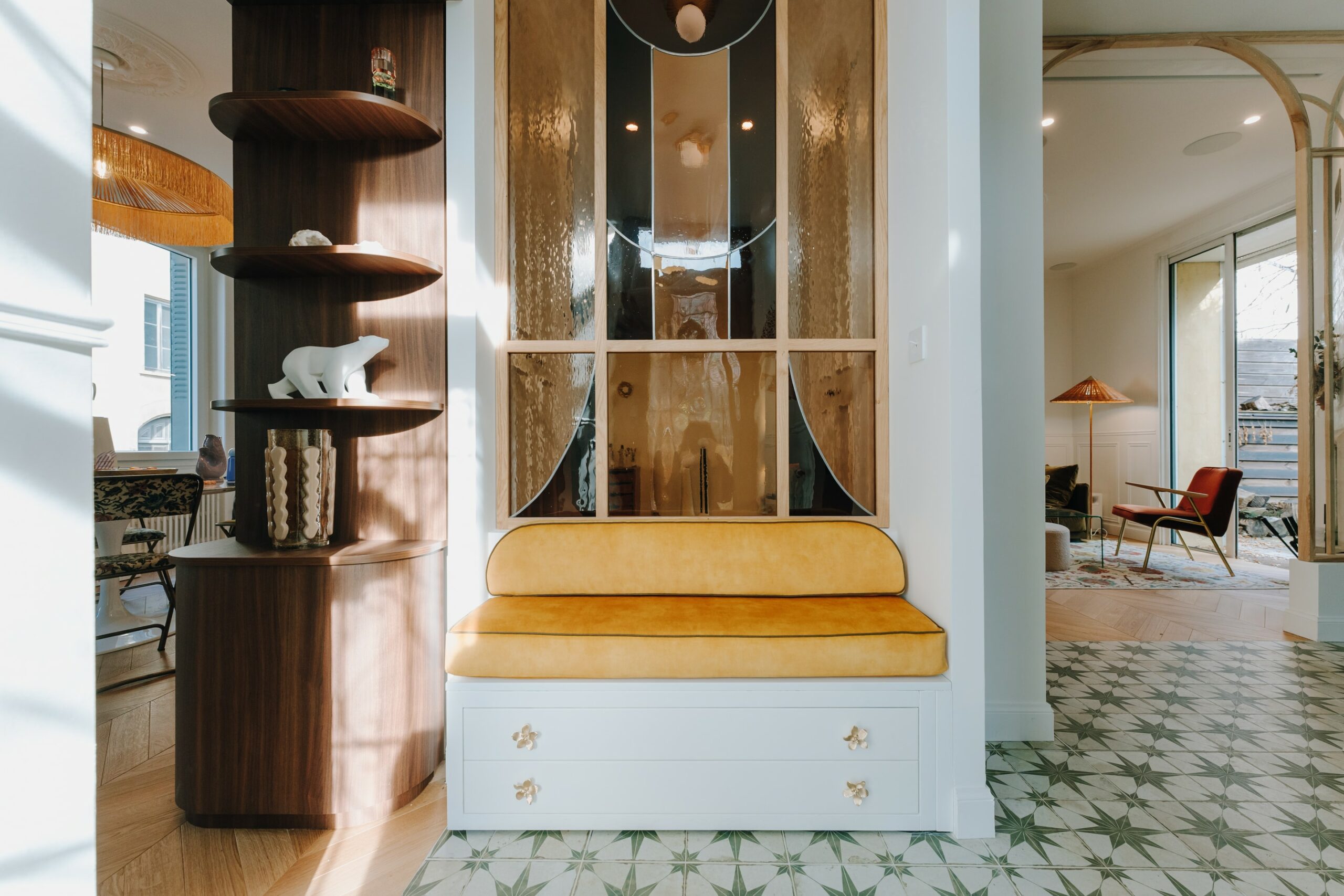 Découvrez cette magnifique entrée de maison du XVIIIe siècle, sublimée par une rénovation complète orchestrée par notre équipe. En tant qu'architecte d'intérieur passionnée par l'histoire et le design, j'ai repensé cet espace pour le rendre à la fois fonctionnel et esthétique, tout en respectant son charme d'origine.